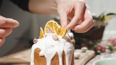 Ev yapımı Paskalya pastası süslemek için kurumuş gül çiçekleri..