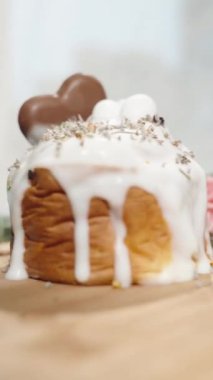 Ev yapımı Paskalya Pastaları Tahta Masada Süslü Yumurtalar, Dolly, Yakın plan.