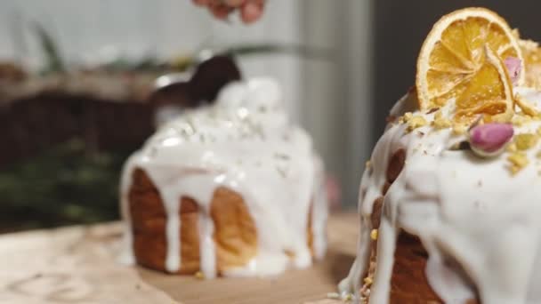 Paskalya Pastasına Bayram Aroması Eklemek Için Kurutulmuş Lavanta Serpmiş Bir — Stok video