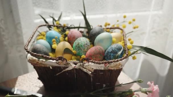 Pasteles Caseros Con Crema Blanca Goteando Sobre Mesa Huevos Pascua — Vídeos de Stock