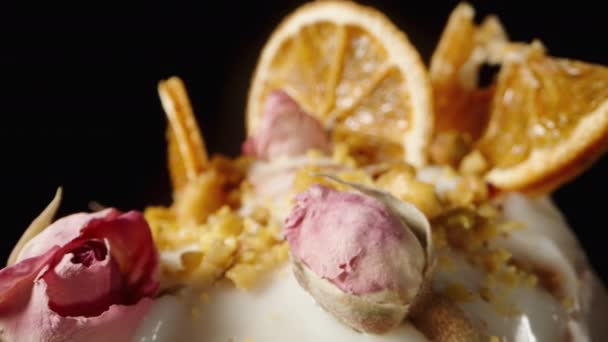 Torta Pasqua Isolata Con Gocce Ghiaccio Bianco Decorata Con Arancio — Video Stock