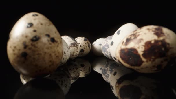 Aku Mengambil Telur Puyuh Satu Satu Dari Meja Hitam Close — Stok Video