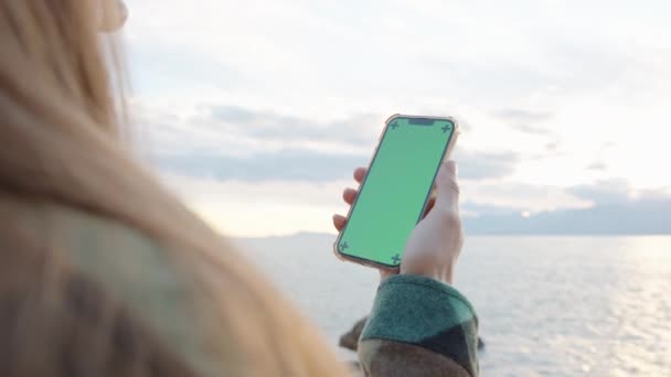 Smartphone Med Grön Skärm Mockup Hålls Kvinna Mot Bakgrund Havet — Stockvideo