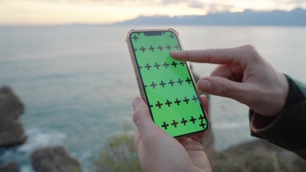 Smartphone Met Een Green Screen Mockup Tracking Markers Pinch Zoom — Stockvideo