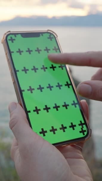 Yeşil Ekran Modelleri Zleme Şaretleri Olan Akıllı Telefon Ekranda Pinch — Stok video