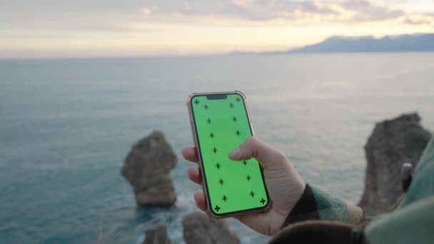 Smartphone Green Screen Mockup Και Tracking Markers Ένα Γυναικείο Χέρι — Αρχείο Βίντεο