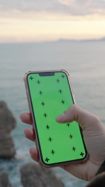 Yeşil Ekran Maketi Takip Işaretleyicili Akıllı Telefon Gün Batımına Denize — Stok video