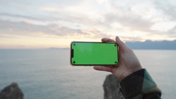 Chroma Key Mockup Smartphone Hand 横向定位 在电话上捕捉美丽景色的概念 海崖和悬崖 — 图库视频影像