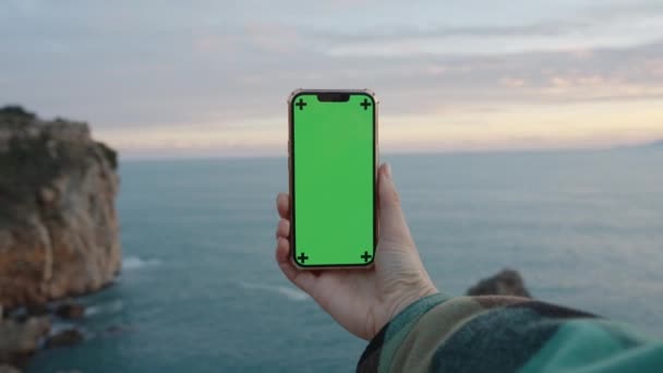 使用绿色屏幕进行近景空间复制 在女人手里的智能手机上 铬键被嘲笑了 第一人称视角 从山顶俯瞰大海和群山 — 图库视频影像