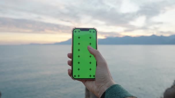 Pierwszoosobowa Kobieta Trzyma Smartfon Zielonym Ekranem Przeszukując Przewijając Palcem Tle — Wideo stockowe