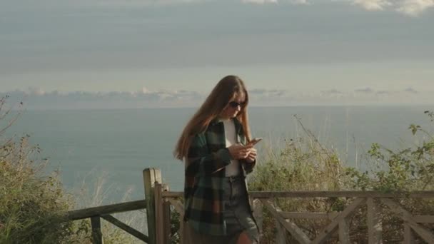 Eine Junge Langhaarige Frau Geht Auf Einem Hohen Berg Meer — Stockvideo