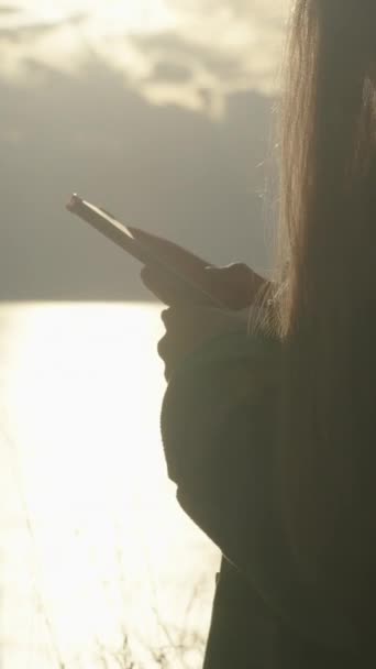 Promienie Słońca Morzu Kobieta Macha Palcem Ekranie Smartfona Widok Wysokiego — Wideo stockowe