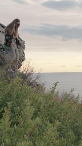 Genç Bir Kadın Bir Kayadan Iner Yüksek Bir Uçurumun Kenarına — Stok video