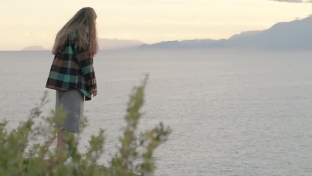 Solitary Young Woman Long Hair Edge Cliff Sea Sun Has — Stock Video