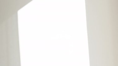 Bir elin gölgesi güneşli beyaz bir duvarda 