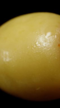 Dikey video. Biber ile doldurulmuş tuzlu yeşil zeytin Siyah Arkaplan, Düşme Efekti, Yakın çekim.