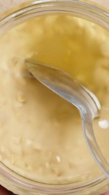 Dikey video. Fıstık Ezmeli Doğal Fıstık Ezmesi, Üstte Yağ, Karıştırılmalı.