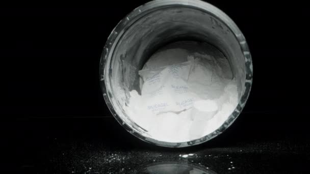带着奶油从罐子里拿一个量杯 一个装有硅胶的袋子 用来吸收多余的水分 多莉滑翔机 — 图库视频影像