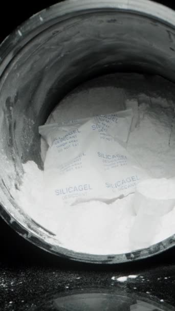 垂直录像 带着奶油从罐子里拿一个量杯 一个装有硅胶的袋子 用来吸收多余的水分 多莉滑翔机 — 图库视频影像