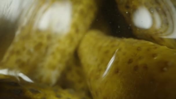 Çinde Salatalık Turşusu Kamera Olan Bir Kavanozun Üst Görüntüsü Dolly — Stok video
