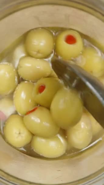 Vídeo Vertical Top View Jar Brined Olives Recheado Com Red — Vídeo de Stock