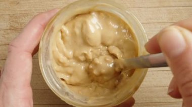 Kamera yavaşça üstten fıstık ezmesi karıştırdığım kavanoza zumluyor. Dolly kaydırıcı, kapat..