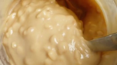 Fıstık Ezmeli Karıştırılmış Fıstık Ezmesi 'nin Üst Görünümü Kaşık Kullanımı, Yavaş Çekim Makro, Kaypak.