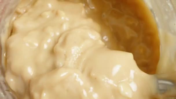 Mieszanie Masła Orzechowego Orzechami Łyżka Zbliżeniu Suwak Lalek — Wideo stockowe