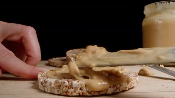 Žena Rozmaže Arašídové Máslo Rýžové Koláčky Rýžový Chléb Přiblížení Fotoaparátu — Stock video