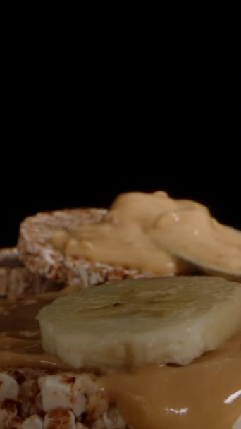 Vertikální Video Žena Umístí Banánové Plátky Rýžový Koláč Burákovým Máslem — Stock video