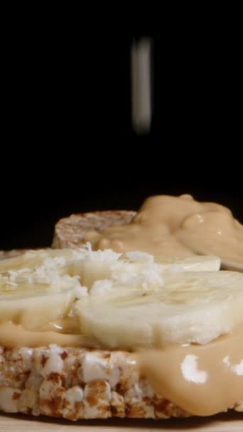 Vidéo Verticale Pain Riz Soufflé Sandwich Beurre Arachide Banane Saupoudré — Video