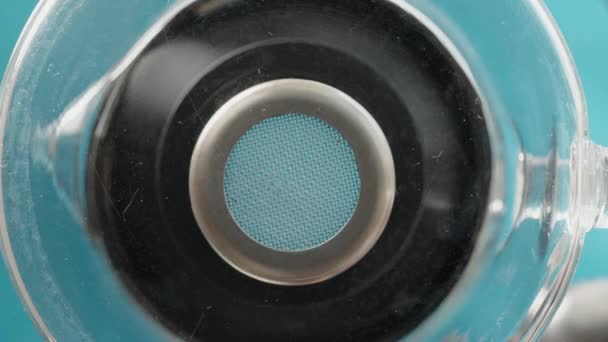 안쪽에 주입기가있는 주전자 그것에 건조한 슬로우 모션에서 파란색 배경에서 아래에서 — 비디오