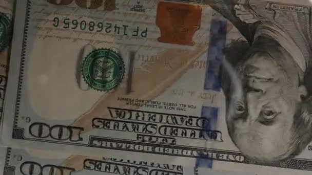 ガラスのテーブルの下のカメラのフィルムは 男が100ドル紙幣を集めるように 青い背景に — ストック動画