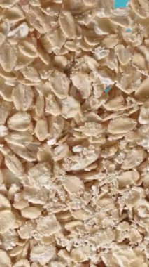 Dikey video. Tüm çerçeveye yulaf ezmesi serptim. Sağlıklı kahvaltı. Düşük açı görünümü pencereye odaklan