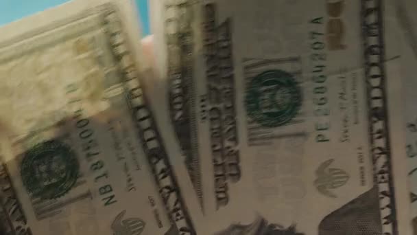 Dolláros Bankjegyek Szétszóródtak Asztalon Kezeimmel Gyűjtöm Őket Kilátás Alulról Kék — Stock videók