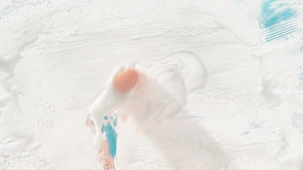 Homem Desenha Figura Oito Símbolo Infinito Com Dedo Espuma Branca — Vídeo de Stock