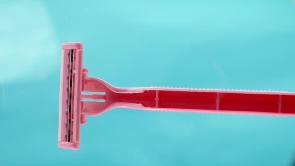 Navaja Afeitar Desechable Rosa Sobre Fondo Azul Vista Desde Abajo — Vídeo de stock