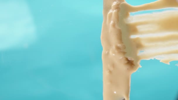 Fundo Azul Espalhei Manteiga Amendoim Ecrã Com Uma Faca Vista — Vídeo de Stock