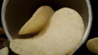 Birinci şahıs makro görüntü, tek bir eyer şeklindeki mısır cipsi kutudan çıkıyor. Dolly kaydırıcı, kapat..