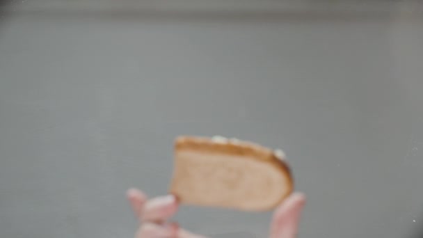 Das Sandwich Fällt Immer Von Der Seite Zeitlupe Nahaufnahme Niedriger — Stockvideo
