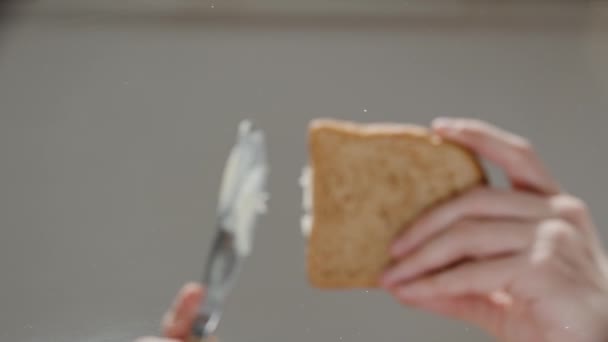 Ich Streiche Butter Auf Das Brot Und Fällt Auf Den — Stockvideo