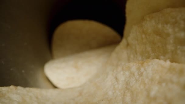 Chips Milho Paraboloide Hiperbólico Forma São Espalhados Uma Lata Mesa — Vídeo de Stock