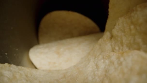 Tomo Incluso Chips Maíz Forma Silla Montar Una Lata Sobre — Vídeo de stock