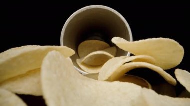 Eyer şeklindeki çipler masanın üzerine düzgünce yerleştirilmiş, kamera kutularına zum yapıyor, ve ben bir parça alıyorum. Dolly kaydırıcı, kapat..