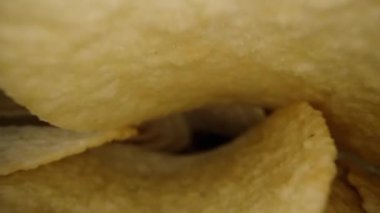 Siyah arka planda dağınık çiplerin arasında hareket. Dolly kaydırıcı aşırı yakın çekim.