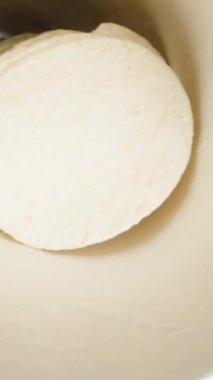 Dikey video. Uzun bir kutuya eyer şeklinde mısır cipsi istifledim. Yukarıdan aşağıya yakın görüntü.