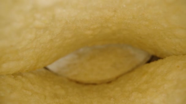 Πατατάκια Καλαμποκιού Σχήμα Σέλας Σκορπισμένα Στο Τραπέζι Μαύρο Φόντο Κοντινό — Αρχείο Βίντεο