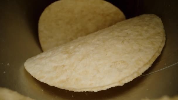 Despejo Uma Pilha Batatas Fritas Milho Uma Lata Longa Mesa — Vídeo de Stock