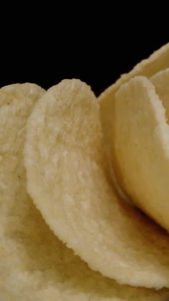 Verticale Video Zadel Vormige Maïs Chips Verspreid Tafel Pick Een — Stockvideo