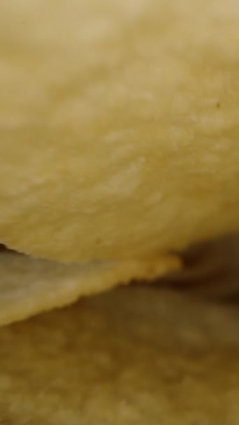 Vídeo Vertical Movimento Através Chips Dispersos Fundo Preto Dolly Deslizante — Vídeo de Stock